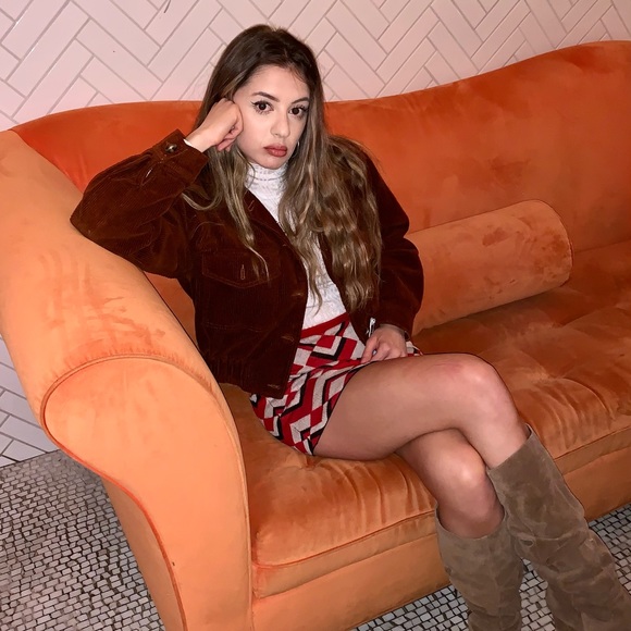 Meet your Posher, Andrea - Picture 2 of 2